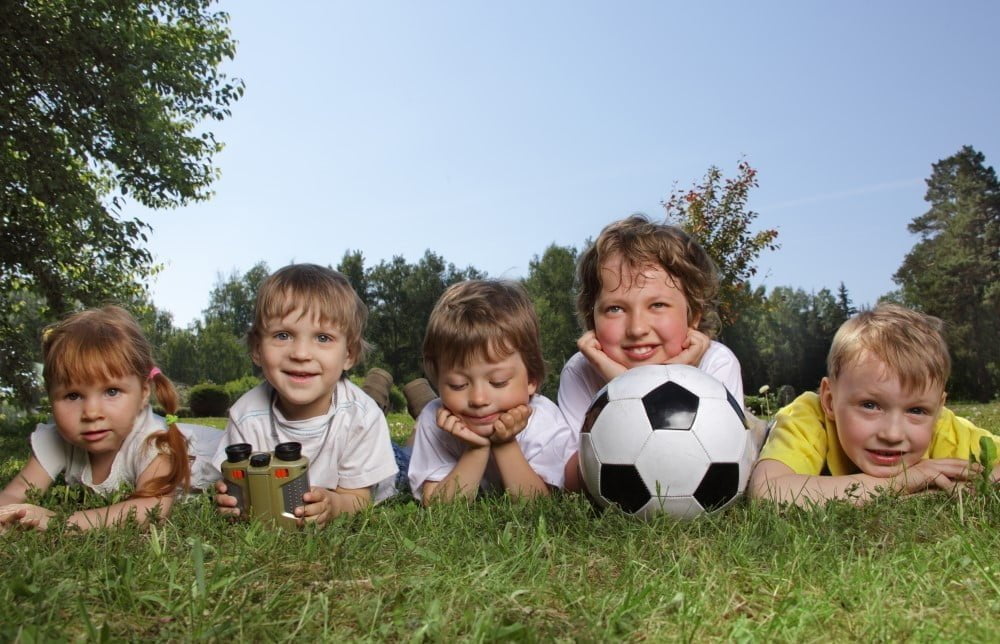 Børn med en fodbold